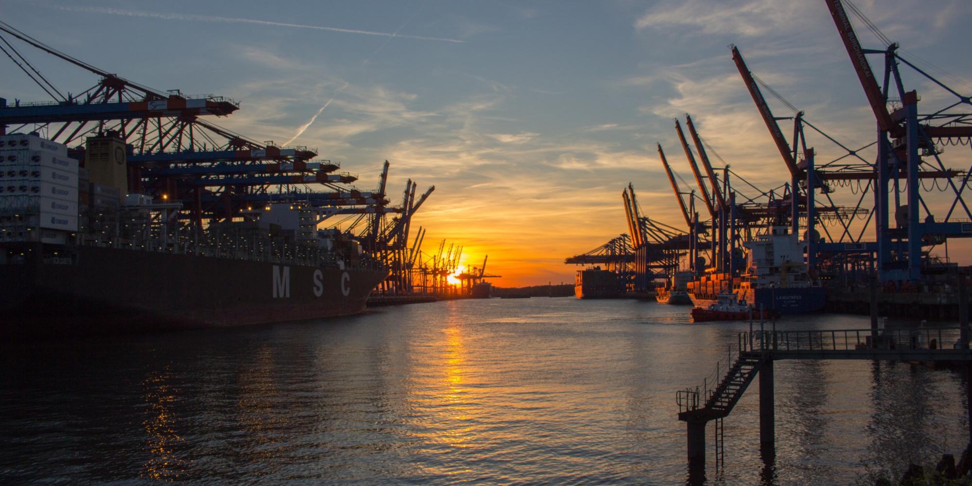 zwei Schiffe angedockt am Hafen Hamburg